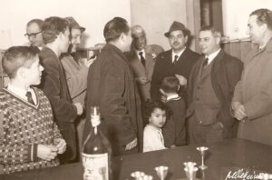 Lucera - De Peppo dott. Raffaele, Ispettore Prov.le Poste e Telegrafi in visita all'Ufficio Postale nel 1962 - Da evidenziare la piccola Angela Polito