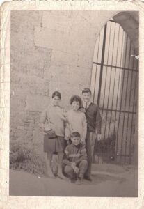 Lucera - Mio padre con sorelle al castello nel 1962 - Foto di Giky Saldutti