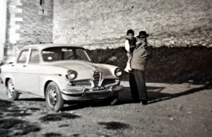 Lucera - Ippolito Vincenzo, io in braccio a mio nonno (paterno) con Giulietta 1300 TI Alfa Romeo, al castello nel 1963 - Foto di Vincenzo Ippolito
