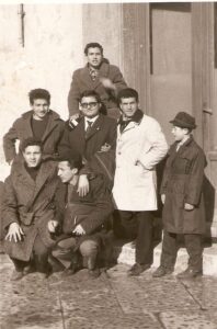 Lucera - Dell'Osso Bruno e amici in Piazza Duomo nel 1963 - Foto di Antonio Iliceto