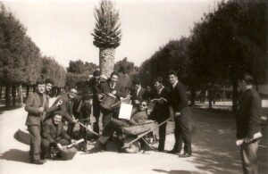 Lucera - Dell'Osso Bruno e amici in Villa Comunale - nel 1963 - Foto di Antonio Iliceto