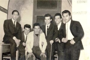 Lucera - Patruno Leopoldo (da sx), Giuseppe Melillo, Franco Cetola, Ninì Della Misericordia, Antonio Battista (u sfrusciate), Vittorio Tatta - Una serata al Biliardo a Santa Caterina nel 1965