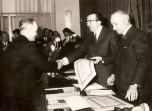 Lucera - Ieluzzi Michele premiato da parte dell'On.le Andreotti nel 1967