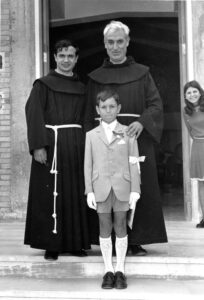 Lucera - S. Pio X rione pezza del lago, la Prima Comunione con Padre Egidio Costantino e padre Gabriele il 13-6-1970