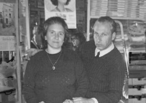 Lucera - Castellaneta Giacomo e Antonietta nella loro Merceria in Piazza San Leonardo nel 1973 - Foto di Antonio Del Grosso