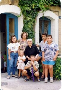 Lucera - Lamparelli Rosa con Jleana Granieri, Miki Granieri, Ritucci Maria, Luigi Granieri e Elvis Granieri vicino al Pozzo di Piazzetta Lamparelli (ex via Mozzagrugno), anni 80 - Foto di Giorgio Granieri