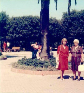 Lucera - Impagnatiello Filomena con la mamma in Villa comunale nel 1983 - Foto fornita da Filomena Impagnatiello