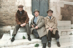 Lucera - Granieri Antonio, G. Iannaccone a sinistra e Ciro Ferrante - Sopra i gradini "d a chjise granne" il 12-01-1989 - Foto fornita da Antonio Granieri