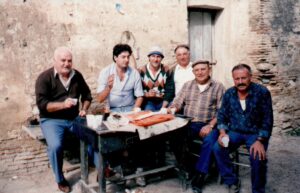 Lucera - Pausa pranzo dei giardinieri comunali all'interno Convento San Pasquale 20-10-1993 - Foto di Carmine Marella