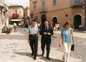 Lucera - Valeno Luigi con il pittore Ernesto Treccani e Sig.ra Lidia De Grada in occasione della sua Mostra a Lucera nel 1998 - Foto di Antonio Iliceto