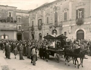 Lucera - Sica Costanza - Il corteo attraversa piazza Duomo e si dirige verso via Bovio il 25-04-51
