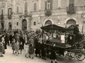 Lucera - Sica Costanza - Il corteo attraversa piazza Duomo e si dirige verso via Bovio il 25-04-51