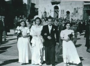 Lucera - Papa Giuseppe e Sansarella Concetta, la sposa era accompagnata dal compare Leonardo Zicca il 25-1-1951