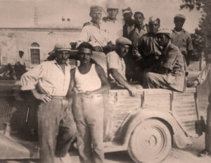 Lucera - I muratori che hanno costruito i poderi dell'Ente Riforma lungo la strada Lucera-Palmori nel 1951-52 - Foto di Silvio Ippolito