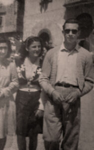 Lucera - Velle Francesco Paolo, mio Padre, al centro Rosa Raffaella in piazza Duomo