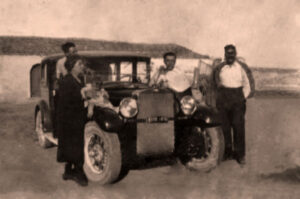 Lucera - Bucci Vincenzo con parenti con Fiat targata 178 FG - Anni 40