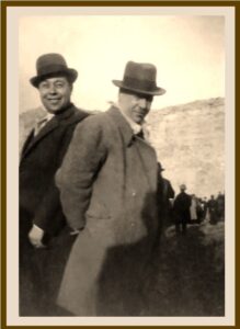 Lucera - Velle Gennaro, mio nonno il primo a sinistra, l'altro Ferruccio commerciante di bestiame, scampagnata al castello - Anni 40 - Foto di proprietà di Gennaro Velle