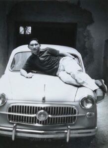 Lucera - Napolitano Pasquale - La mitica 1100 D nel portone di casa, anni 60