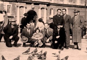 Laurea del dott. Petrillo Leonardo a Napoli con i fratelli da sx Salvatore, Giambattista, Leonardo, Francesco e Adamo, in piedi TraIuso Michele e Querques Dionisio. La bimba Petrillo Giuseppina