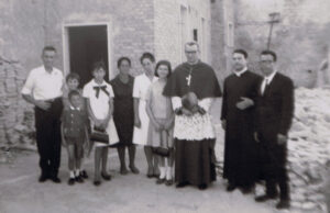Lucera - Ricci don Michele nel cortile della chiesa di San Giovanni, con il Vescovo Cunial, durante l'abbattimento del vecchio campanile - Foto di Raffaele Arcangelo Corcione