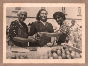 Lucera - Pitta Maria e Cardone Giuseppina (da sinistra, nonna e madre di Anna Pellegrino), Piazza Mercato nel 1950 - Foto fornita da Anna Pellegrino