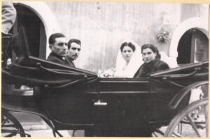 Lucera - I miei genitori usciti dalla chiesa, in carrozza con i testimoni I testimoni erano - Ragusa e la moglie Ieluzzi ( cugina di mia madre) - Foto di Ludovico Di Giovine
