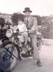 Lucera - Il mio papà dagli occhi azzurri con il primo figlio - Foto di Aurelio Palumbo