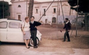 Lucera - Il Convento di S. Pasquale, il tennis club in funzione, la 500 bianca, i pini e "Genille strazzacarte" con Lena Catalane Enzo Palumbo -Foto di Mariangela Fly Maggiore