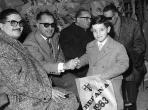 Lucera - Il giorno della BEFANA la D.C. regalava i doni ai figli degli iscritti. In questa foto si ri conosce a sx il dott. Francesco Colapietra - Foto di Francesco Paolo Calabria