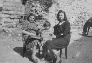 Lucera - La moglie di Potito Pasquale giù a Porta Troia - Foto di Pino Pinotto