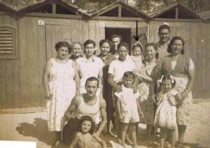 Lucera - Le rare volte che si andava al mare con Zio Pasquale e mia Zia Giuseppina - Io sono in braccio alla mamma - Foto di Luigi Ritucci