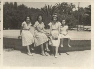 Lucera - Amiche sedute sulla fontana in villa - Foto di Valentina Di Stefano