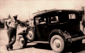 Lucera - Bucci Vincenzo in piedi e Bucci Mario alla guida con Balilla 3 marce nel 1946 Foto fornita da Ciro Bucci
