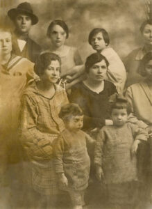 Lucera - Di Pierro Annita , Achille, Teresina, Nerina, Falcione Olimpia , Di Pierro Adina, Falcione Isabella e Di Pierro Bianca (anni 20)