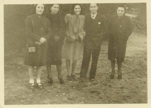 Lucera - Falcione Lucia, Visciani Ida ed amici nella villa comunale (anni 470) - Foto di Walter Di Pierro