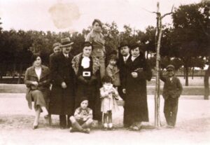 Lucera - Grasso Maria e Pesce Michele (al centro), la prima da sx è mia nonna Grasso Angela (anni 40) - Foto di Di Salvia Angelo