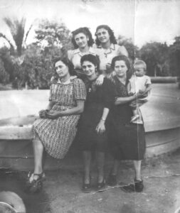 Lucera - Mia madre seduta al centro con le mie zie Amalia, Bianca, Antonietta e Italia (anni 40) - Foto di Francesco Papa