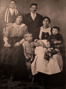 Lucera - Papa Giuseppe in piedi piccolo nel 1924