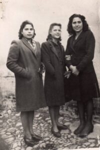 Lucera - Pizzuto Concetta (mia madre) con Antonietta e Giovina nel 1945 - Foto di Lidia Ferraris