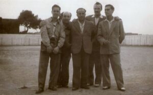 Lucera - Pizzuto Lello (a sx con la borsa), Russo Mario, x, Nassisi Vincenzo, x, nel 1947- Foto fornita da Giambattista Nassisi