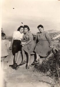 Lucera - Pizzuto Lucia, mia zia, con Elenuccia e Vicenzella nel 1942 - Foto di Lidia Ferraris