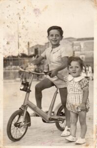 Lucera - Pizzuto Ninì e Romano sul piazzale della villa comunale nel 1943 - Foto di Giuliana Pizzuto