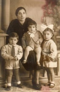 Lucera - Pizzuto Rosina in Morelli (1913-1996) con i figli Costantino, Emanuele e Rosaria nel 1940 - Foto di Lidia Ferraris