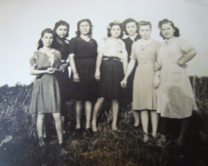 Lucera - Ragazze in campagna nel 1946 - Foto di Antonio Carbone