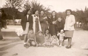 Lucera - Sassi Annita, Maria, Enrica e Giuseppina, Finaldi Bianca, Borrelli Olga e gli altrii miei cugini, mio fratello Tonino ed io - Foto di Ascanio Iliceto