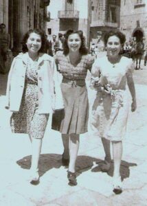 Lucera - Sassi Maria, Barbaro Rosaria e Sassi Giuseppina in Piazza Duomo (anni 40)