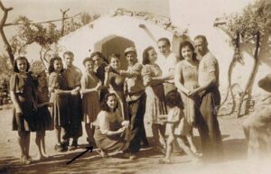 Lucera - Scampagnata del lunedì in Albis - Mia madre è segnata con la freccia ed era ancora nubile - Foto di Luigi Ritucci
