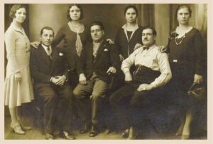Lucera - Selvaggio Raffaele con i figli,da sx Michelina, Giuseppe, Lucia, Pasquale, Angela, Rosina, e il marito Raffaele Servillo con la camicia bianca