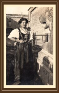 Lucera - Soleto Lucia (1919-1966) in D'Imperio Agostino, a Carnevale nel Giardino del Palazzo Comunale nel 1948