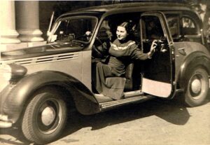 Mia madre seduta su una bella auto - Foto di Giuseppe Pio Padovano
